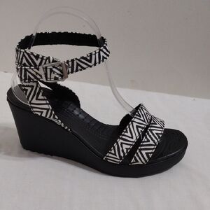 NWT Crocs Women’s Leigh Graphic Wedge Sandals 8 Black & White Platform Open Toe